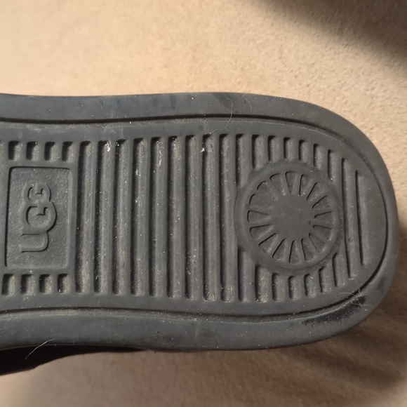 Ugg Neutra Sneakers: Comfort Meets Style in Black - Picture 11 of 13